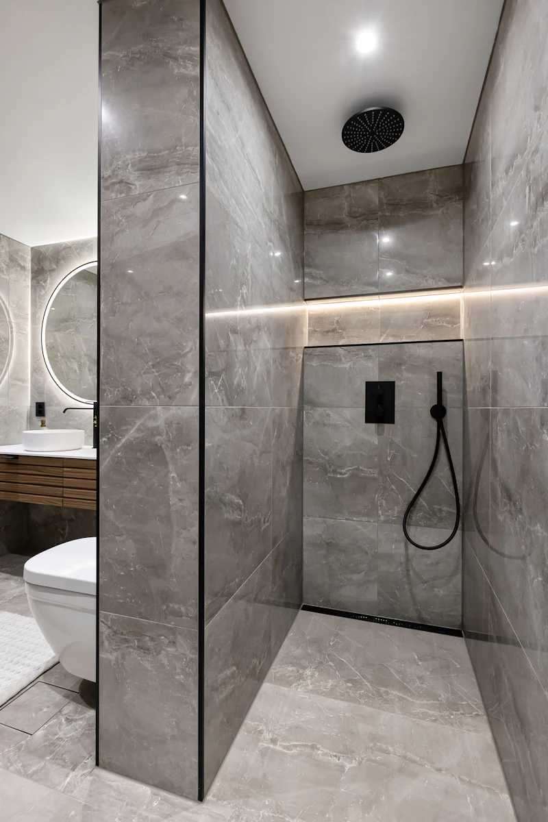 Bad mit bodengleicher Dusche und grauen Großformatfliesen