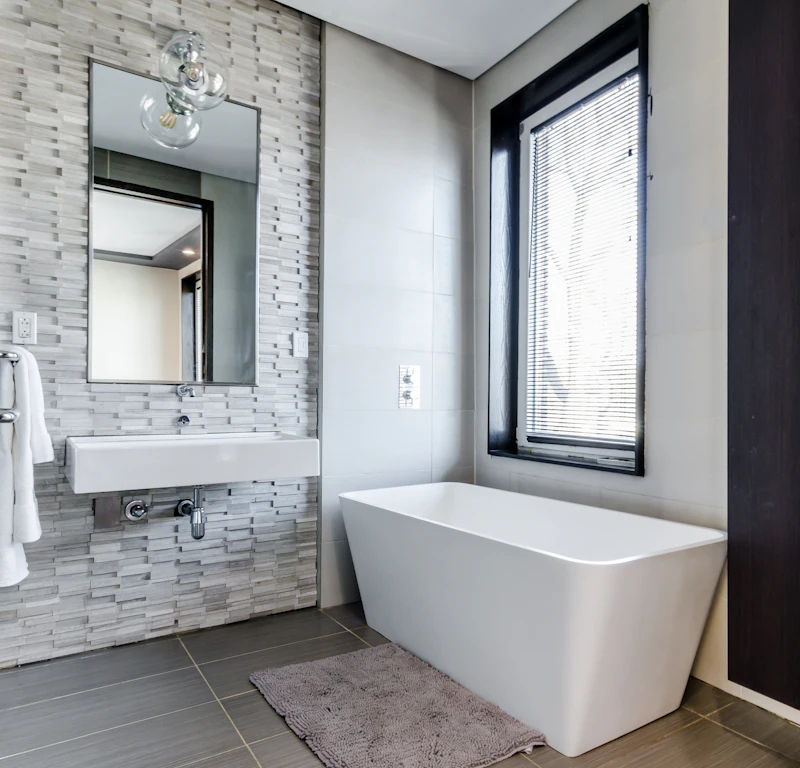 Nachher: helles Bad mit Wanne am Fenster