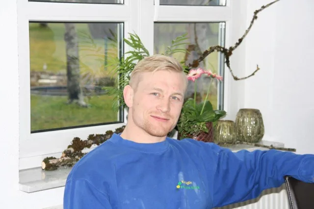 Kai Oswald, Fliesenlegermeister, im blauen Arbeitspullover