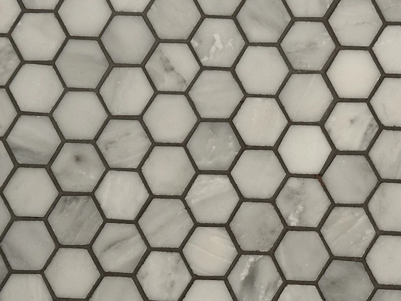 Sechseckiges Mosaik aus weißem Marmor
